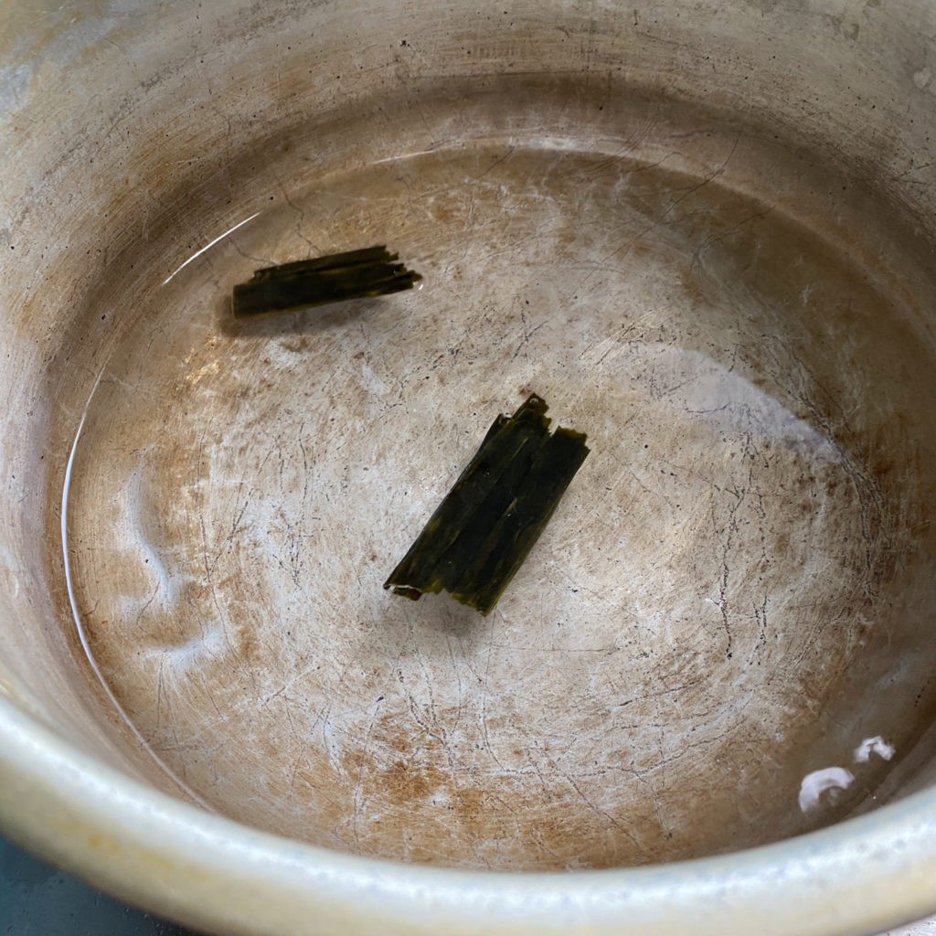 鍋に水をはり昆布を入れます