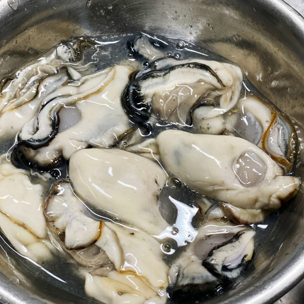 牡蠣は軽く塩をしてよく洗う